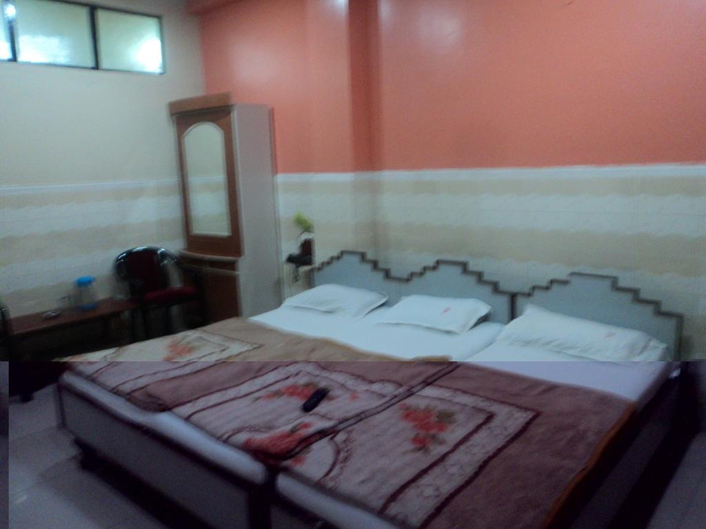 Hotel Jyoti Varanasi Room photo
