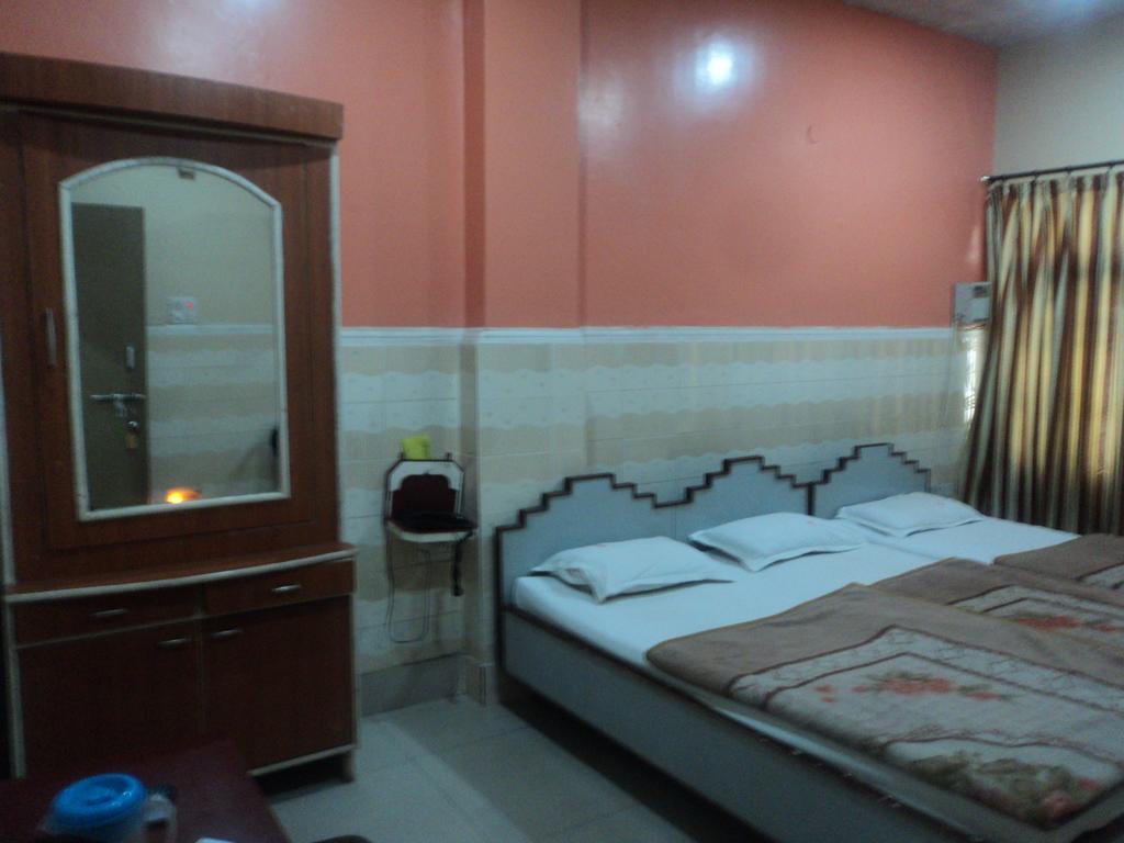 Hotel Jyoti Varanasi Room photo
