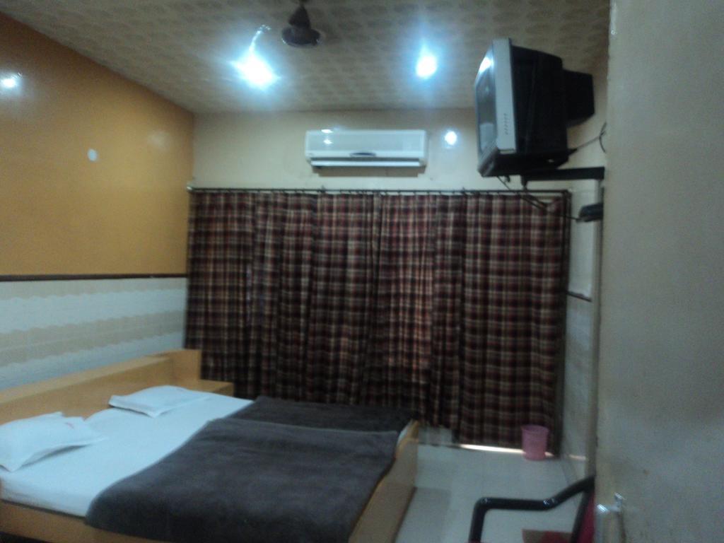 Hotel Jyoti Varanasi Room photo